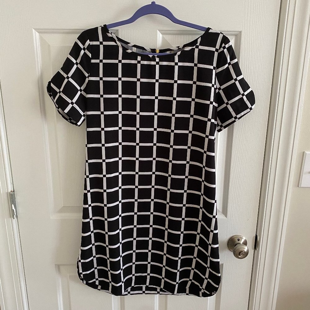 black and white patterned short sleeve shift dress